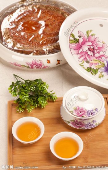 陶瓷茶具配月饼图片