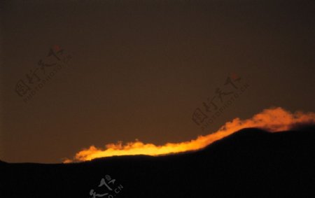 山脉火红云彩图片
