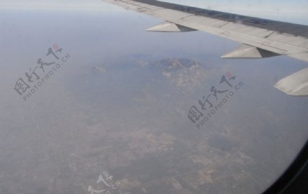 飞机上俯瞰泰山图片