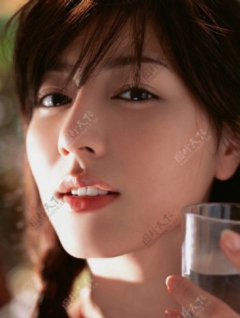 水杯美女图片