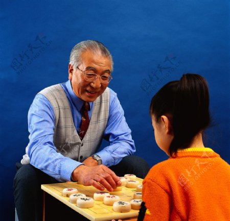 下棋的老人与儿童图片