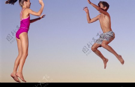 跳跃欢乐家庭图片