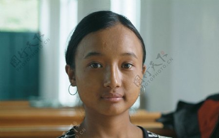 傈僳族女孩图片