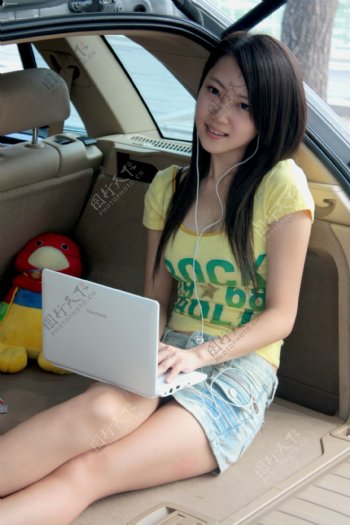 亚洲美女写真中国笔记本汽车后坐图片