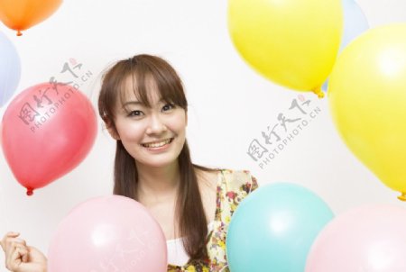 拿着彩色气球的女大学生图片