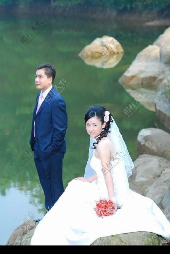 湖边婚纱照图片