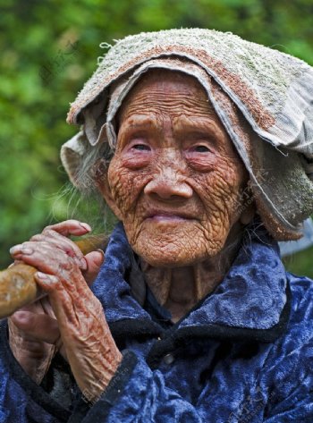 少数民族老妇人图片