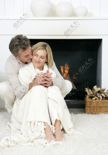 火炉边亲昵的老年夫妻图片