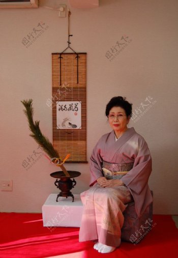 日本和服老妇人图片