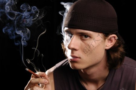 抽烟的男人图片