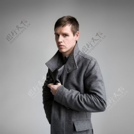 穿羊绒大衣的男模特图片