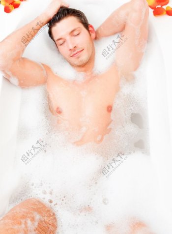 洗澡休息的男人图片