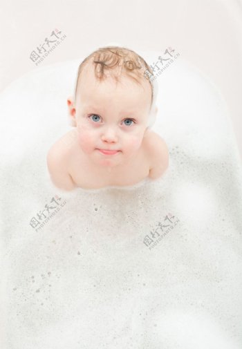 洗澡的宝宝婴儿图片