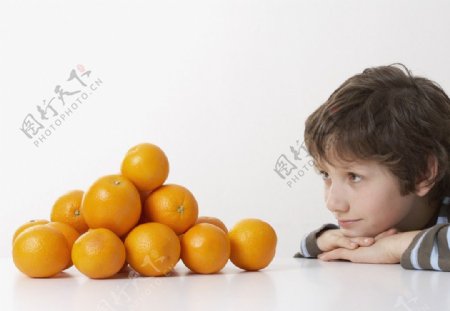 吃桔子的孩子图片