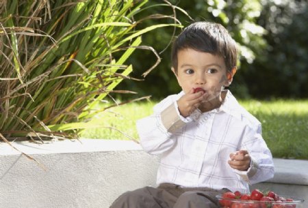 吃草莓的孩子宝宝图片