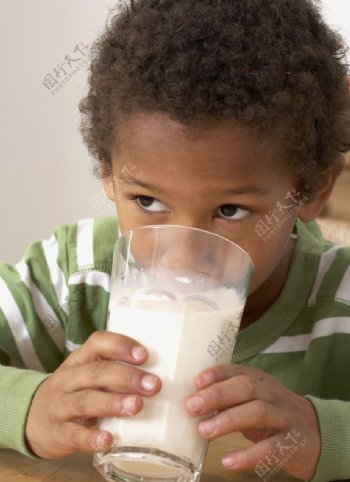 喝牛奶的小男孩图片