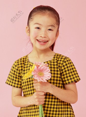 拿着菊花的微笑小女孩图片