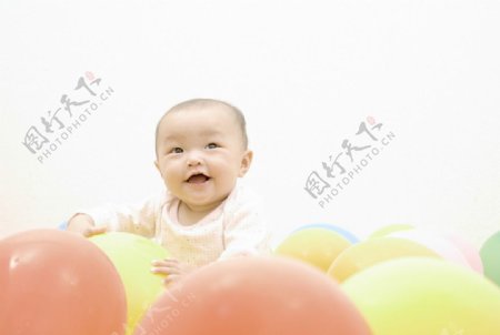玩气球的宝宝婴儿图片
