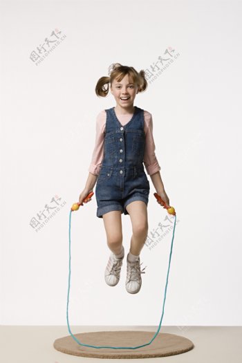 跳绳的小女孩图片
