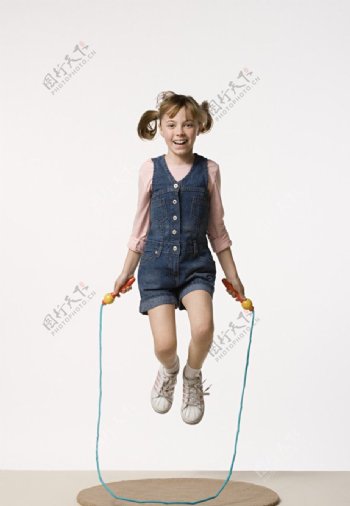 跳绳的小女孩图片