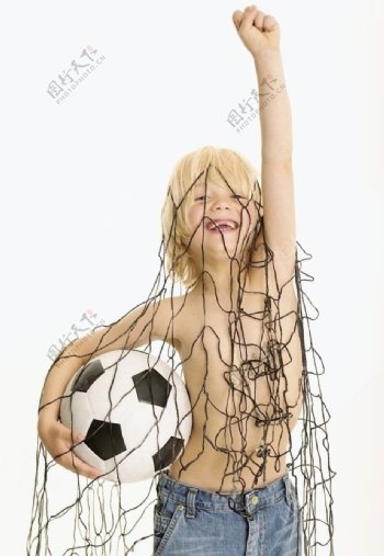 足球网里拿着足球的高兴小帅哥图片