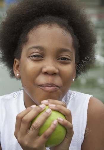 小女孩吃苹果图片