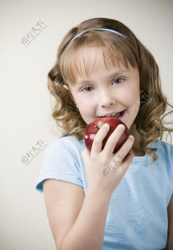 吃苹果小女孩图片