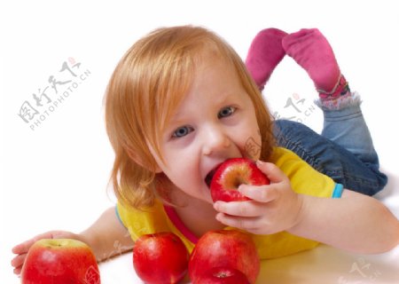 吃苹果的小女孩苹果图片