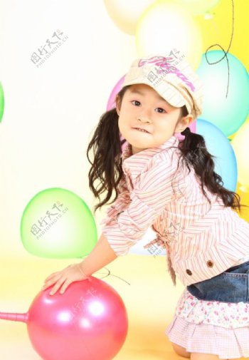 戴帽子的长发小女孩气球背景图片