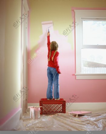 小女孩刷墙壁图片