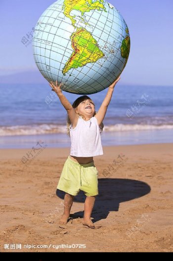 小孩托地球图片