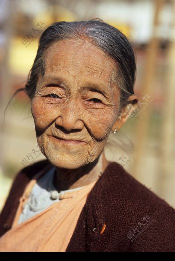 缅甸老妇图片