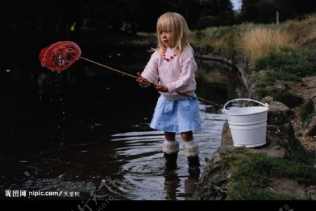 捞鱼的小女孩图片