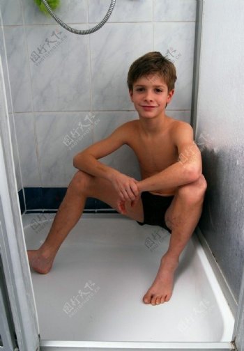 浴室中微笑的男孩图片