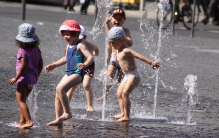 戏水中儿童图片