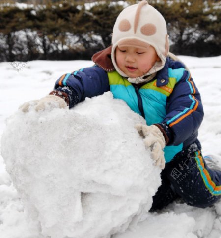 滚雪球的小男孩图片