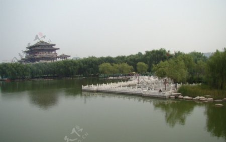 大唐芙蓉园湖面白色走廊