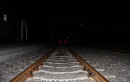 铁路铁轨夜晚照片