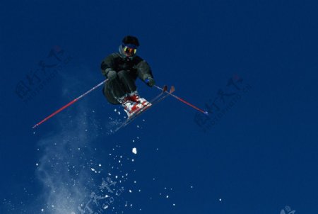 滑雪腾飞的人
