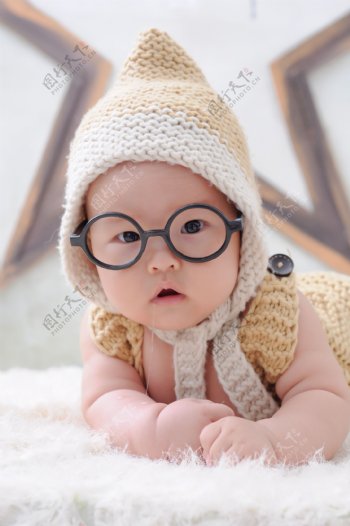 圆眼镜婴儿