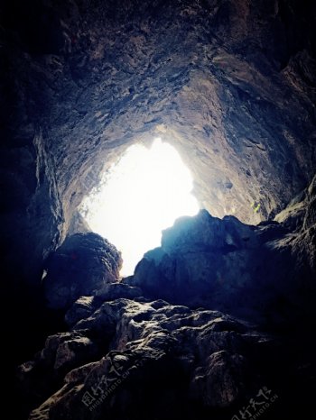 岩洞之光