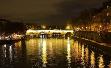 塞纳河玛丽桥夜景