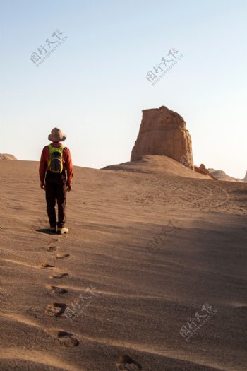 人在沙漠里行走