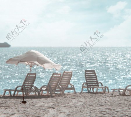 沙滩上的长椅