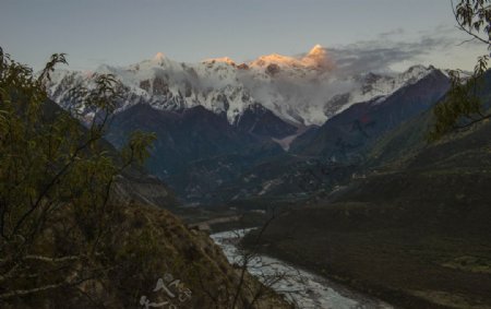 藏区峡谷风光