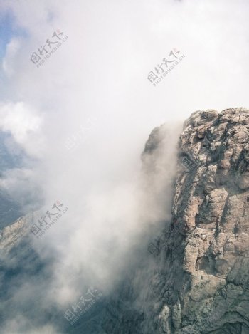 云雾缭绕中的巍峨高山
