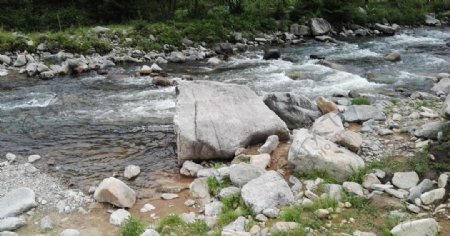 守望溪水的石头