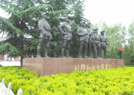 129师刘邓塑像