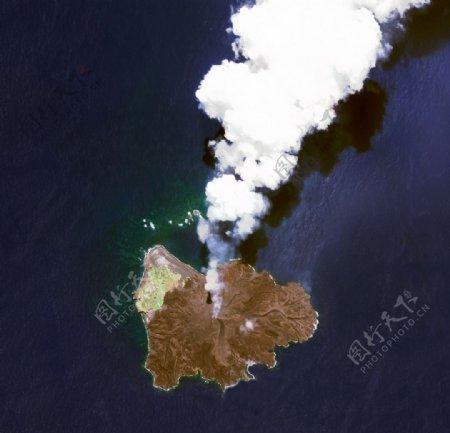 火山岛日本喷发鸟瞰