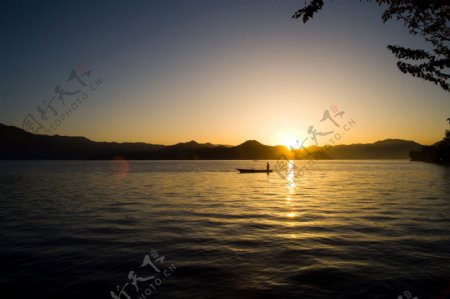 泸沽湖夕阳湖面.